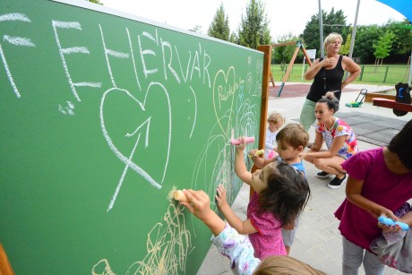 Új játszóvár, árnyas homokozó, krétatábla a védett platánok alatt a Családok ligetében